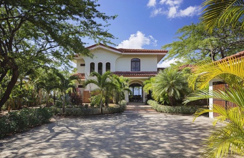 Playa Colorado House | Mi Casa Soñada (Spacious Beachfront House and Studio)