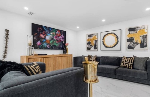 Sunset Villa | MIA MANSION W/ POOL / BBQ /CABANNA / OUTDOOR BAR