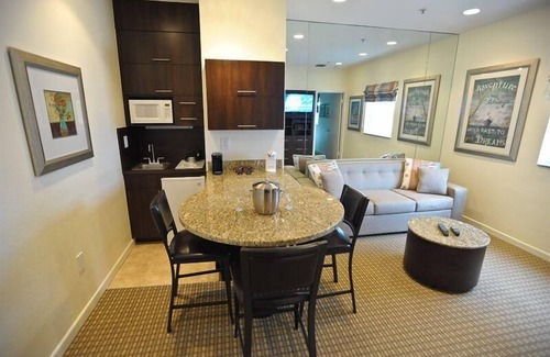 North Beach Hotel | Miami Getaway! Close to Art Deco, Port of Miami, Shopping Center! Pool