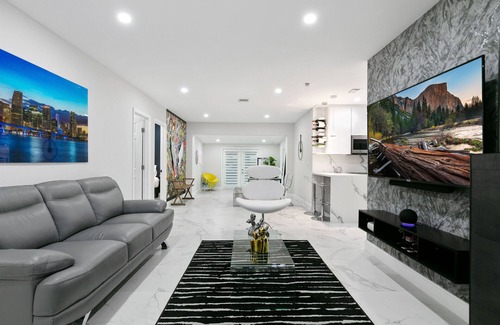 Little Havana Villa | Miami Luxury Villa 5-bedroom with Hot tub and a bar