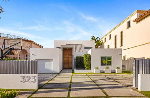 Sunny Isles Beach House | Miami Modern Heated Pool and Dock