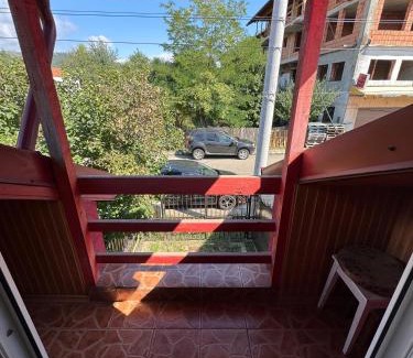 Campulung House | Mica casă roșie