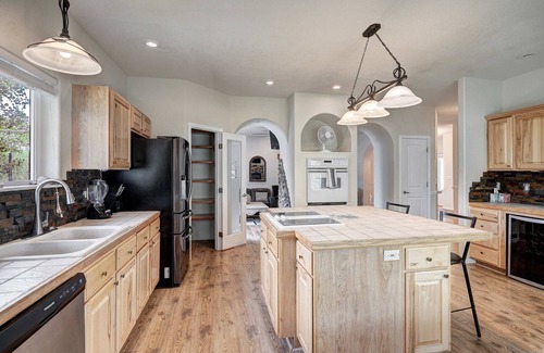 Michigan Hill Apartment | Michigan Hills Manor 5,000sf w/Hot Tub