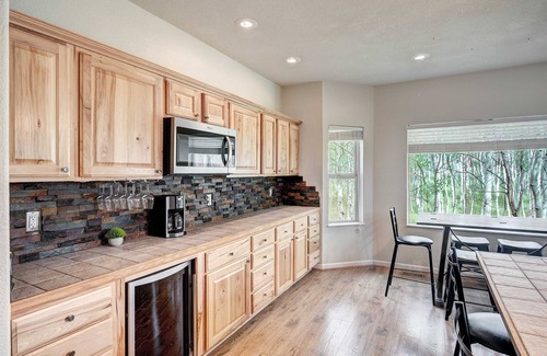 Michigan Hill Apartment | Michigan Hills Manor 5,000sf w/Hot Tub