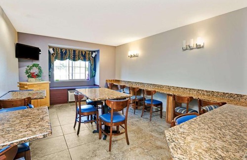 Roseville Hotel | Microtel Inn & Suites by Wyndham Detroit Roseville