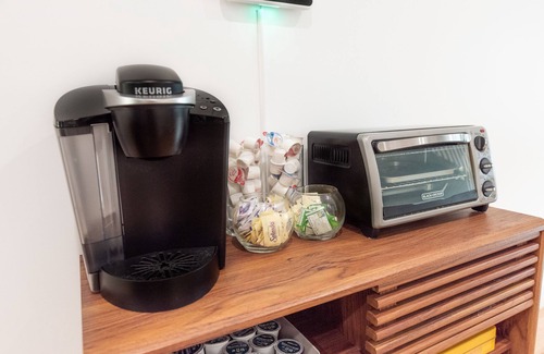 Santa Ana Condo | ☞ Mid Century Modern ☞ Near Disney & Knotts ☞ AC ☞ W/D ☞ Parking ☞ 200Mbs ☞