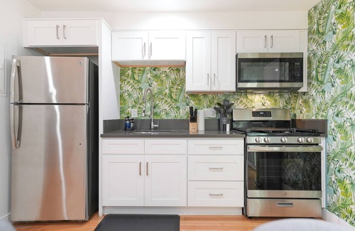 Santa Ana Condo | ☞ Mid Century Modern ☞ Near Disney & Knotts ☞ AC ☞ W/D ☞ Parking ☞ 200Mbs ☞