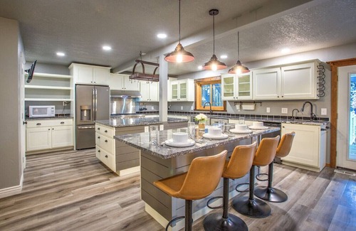 Kalispell Bed & Breakfast | Mid Century-Modern Suite at Country Way Inn