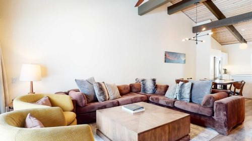 Mammoth Lakes House | Mid Century Modern Cabin #212 - Walk to Village