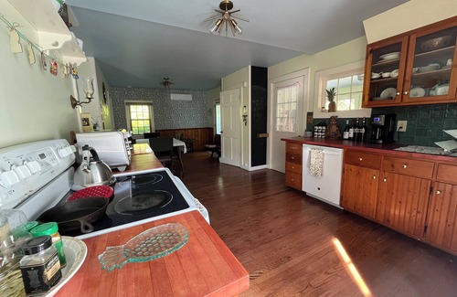 Phoenicia Cottage | "Mid-Century-Precious" Cozy cottage in Catskills. Close to 3 Ski Mtns-EV Charge.