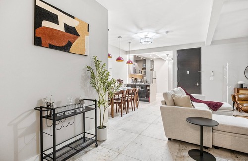 Williamsburg Apartment | Mid-Century Stay: 5BR and 5 Baths w/PS5 & Laundry