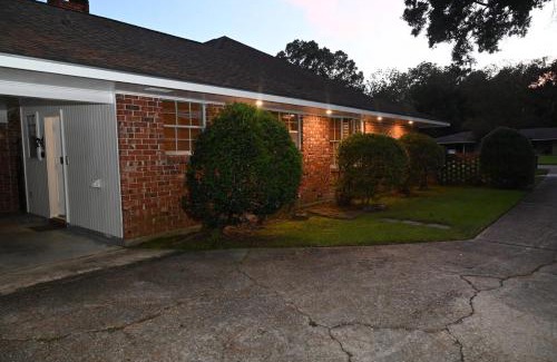 Broadmoor House | Mid-City Rustic Retreat