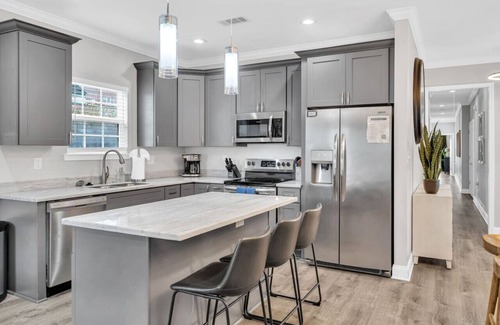 Tulane - Gravier Apartment | Mid-City w/Balcony - Near Superdome & Streetcars