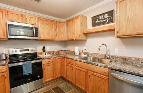 North Newport News Condo | *Mid/Long Term Rental* Cozy Home at Mary Roberts