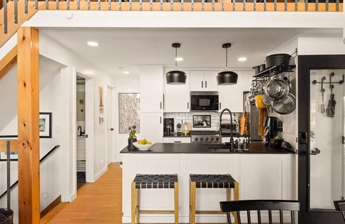 Woodstock Valley House | MidCentury Modern Lakehouse: kayaks,firepit,steamshower, gourmt kitchn,fireplace