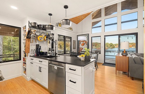 Woodstock Valley House | MidCentury Modern Lakehouse: kayaks,firepit,steamshower, gourmt kitchn,fireplace