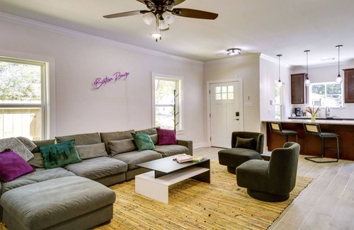 Mid City South House | MidCity Mural House - LSU - 3Bed Modern Amenities