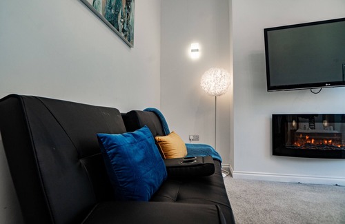 Middleton House | Middleton 4-Beds, Sleeps 7 with Street Parking