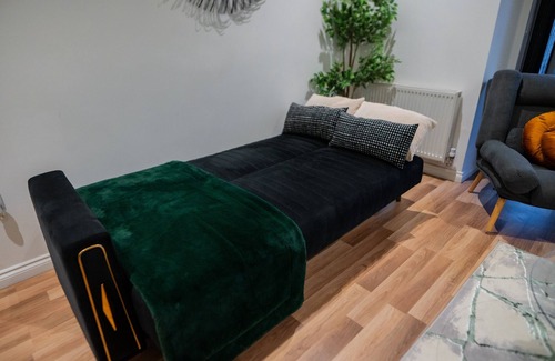 Middleton House | Middleton 4-Beds, Sleeps 7 with Street Parking