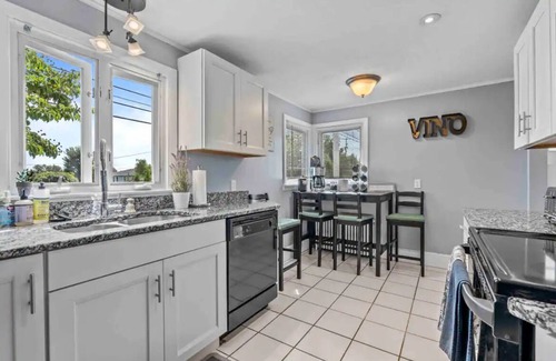 Newport East House | Middletown Beach Bungalow Near Newport