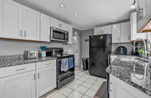 Newport East House | Middletown Beach Bungalow Near Newport