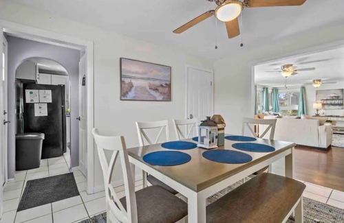 Newport East House | Middletown Beach Bungalow Near Newport