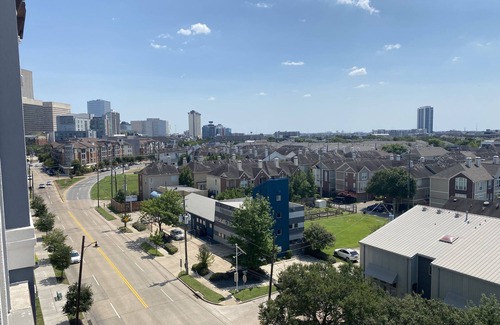 Montrose Condo | Midtown Highrise