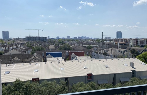 Montrose Condo | Midtown Highrise