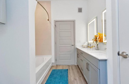 Greenway Plaza-Upper Kirby Apartment | Midtown Houston Luxury Suite at River Oaks