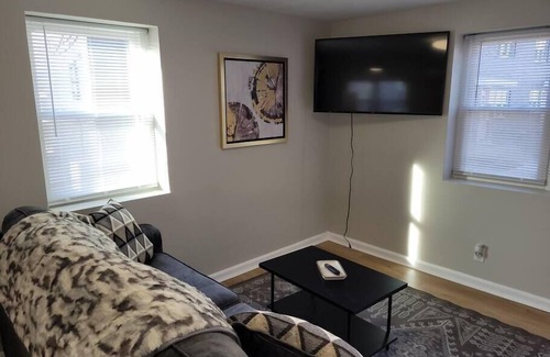 Joslyn Castle Apartment | Midtown Retreat, Walk to Blackstone & Dundee