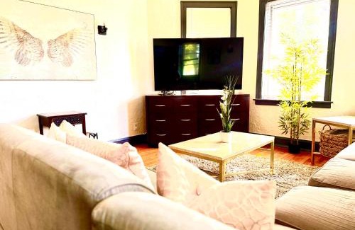 Gage Park Apartment | Midway Hideaway -Cozy 1BR- parking