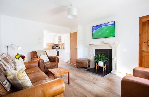 Alness Cottage | Mike’s Cottage | 3-Bed + Garden, Wi-Fi & Parking