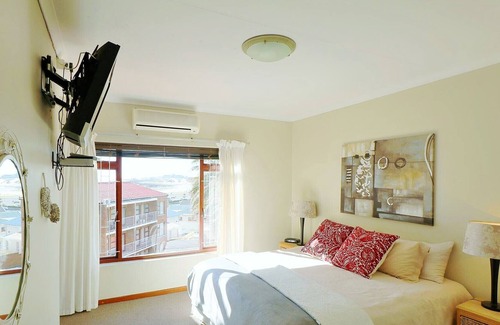 Gordons Bay Central House | Milkwood House - Seaside Terrace just under 1 min to beach