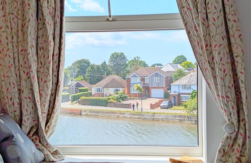 Emsworth Cottage | Mill Pond House - Sleeps 8 guests in 4 bedrooms