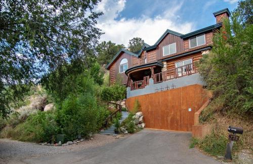 Glenwood Springs Ski Chalet | Million Dollar Castle Walk to downtown Glenwood and HotSprings