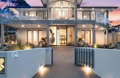 Hyams Beach House | Mimosa Lodge - 250m to Chinamans Beach in Jervis Bay!