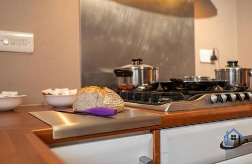 Northampton House | Minchin House, nr Npton Saints Rugby, sleeps 8