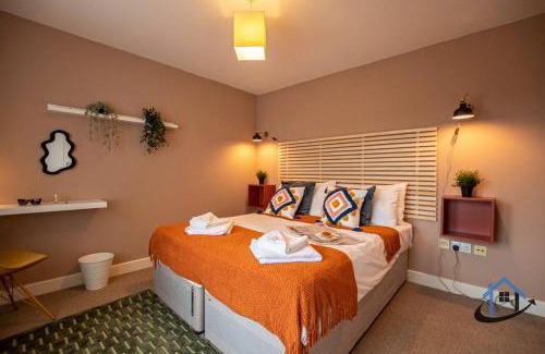Northampton House | Minchin House, nr Npton Saints Rugby, sleeps 8