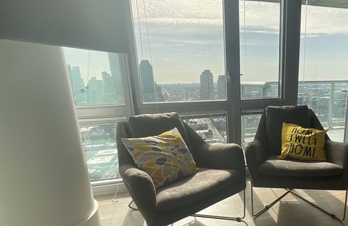 Hunters Point Apartment | Mind-blowing City Views on East River - 10 mins to Manhattan!