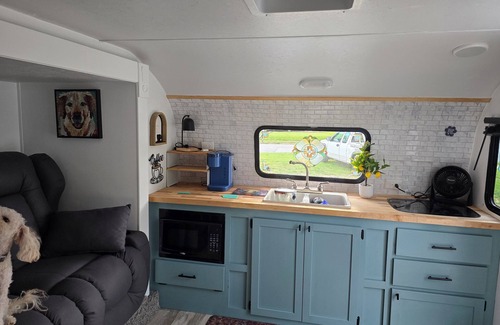 Dover House | Mini Aruba Glamper in Dover with WiFi, AC and guest access to backyard oasis