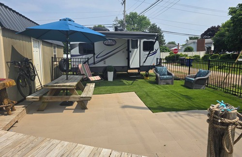 Dover House | Mini Aruba Glamper in Dover with WiFi, AC and guest access to backyard oasis