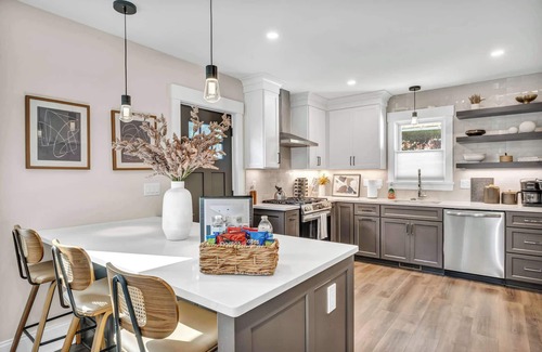 Detroit - Shoreway House | Mini Miracle: Murphy Bed, Sauna + Hot Tub, Pickle Ball, 2BR w/King Beds