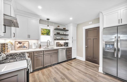 Detroit - Shoreway House | Mini Miracle: Murphy Bed, Sauna + Hot Tub, Pickle Ball, 2BR w/King Beds