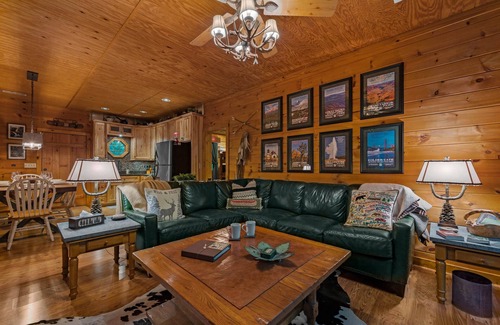 Townsend Cabin | Mins to Cade's Cove! Dreamy Cabin and Outdoor Oasis! Hot Tub & Firepit!
