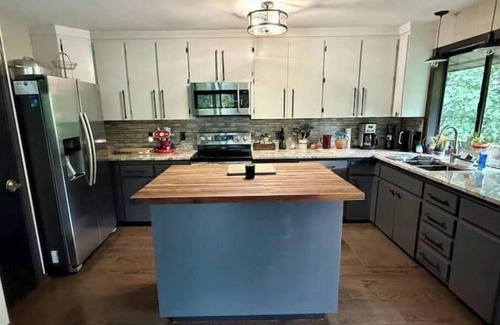 Laurel Park Cabin | Mins to HendersonvilleDeck ViewsGrillFireplace