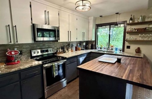 Laurel Park Cabin | Mins to HendersonvilleDeck ViewsGrillFireplace