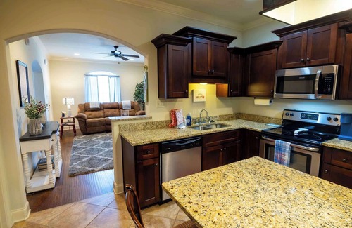 Oxford House | Mins to Ole Miss~Private Yard~Communal Pool~Grill