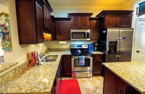 Oxford House | Mins to Ole Miss~Private Yard~Communal Pool~Grill