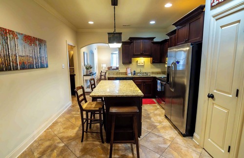 Oxford House | Mins to Ole Miss~Private Yard~Communal Pool~Grill