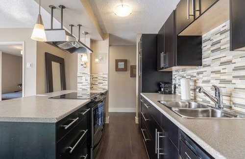 Southwest Calgary Apartment | Mins to Stampede | Parking | Central DT Condo